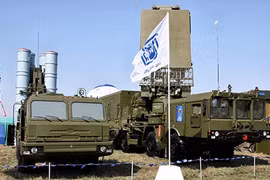 Hệ thống phòng không S-400 Triumf trong một cuộc triển lãm thiết bị quân sự tại Nga. Ảnh: Army-technology