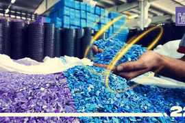 Bột và mảnh vụn sau khi tái chế nhựa tại nhà máy Plastonix. Ảnh Engineering Interesting. 