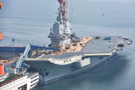 Tàu sân bay Trung Quốc Type 001 đang trong công đoạn hoàn thiện cuối cùng. Ảnh: The National Interest.