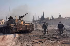 Quân đội Syria và lực lượng vũ trang địa phương NDF chiến đấu trong thành phố Aleppo