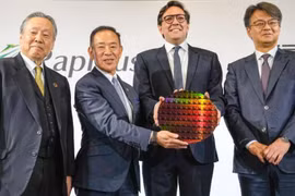 Chủ tịch Rapidus Corp. Atsuyoshi Koike (thứ 2 bên trái sang), Phó chủ tịch cấp cao IBM Corp Dario Gil (thứ 3 bên trái sang) trong cuộc họp báo chung ở Tokyo ngày 13/12/2022. Ảnh Kyodo.