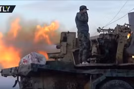 Pháo binh quân đội Syria bắn phá chiến tuyến lực lượng Hồi giáo cực đoan ở Hama. Ảnh Masdar News