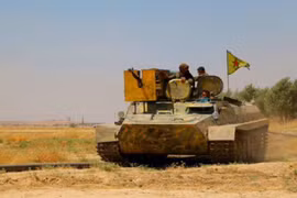 Các chiến binh người Kurd trên xe thiết giáp ở Afrin. Ảnh minh họa Masdar News