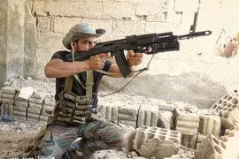 Binh sĩ Syria sử dụng súng phóng lựu kẹp nòng GP-25 trong cuộc chiến giành giật thị trấn Ayn Tarma