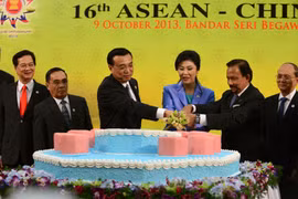 Các nhà lãnh đạo ASEAN và Thủ tướng Trung Quốc Lý Khắc Cường trong cuộc gặp chiều 9-10- 2013 tại Brunei - Ảnh: Reuters