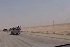 Lực lượng Vệ binh Cộng hòa tiến công về hướng thành phố Deir Ezzor dọc theo đường cao tốc M20 - ảnh video truyền thông quân đội Syria