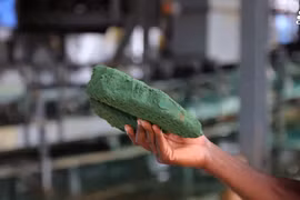 Vật liệu coban trong pin xe điện Lithium-ion. Ảnh video CNBC.