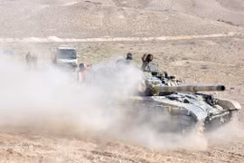 Xe tăng quân đội Syria tấn công trên chiến trường Palmyra