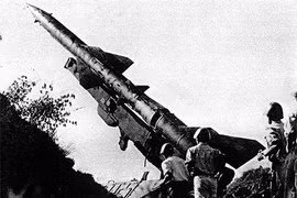 Tên lửa S-75 Dvina bảo vệ bầu trời Hà Nội. Ảnh minh họa tư liệu chiến tranh Việt Nam.