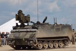 Xe thiết giáp chuyển quân M-113, được lắp đặt bộ khí tài robot tự lái. Ảnh Breaking Defence