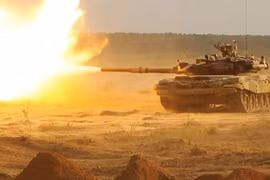 Xe tăng T-90S pháo kích trên thao trường - ảnh TVZvezda