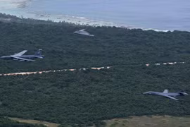 Các máy bay ném bom B1, B2, B 52 trên căn cứ đảo Guam
