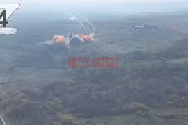 Máy bay ném bom Su-34 Nga không kích quân đội Ukraine. Ảnh video RusVesna. 