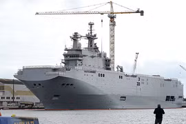 Tàu chiến Vladivostok, một trong hai tàu chiến lớp Mistral mà Paris đóng cho Moscow, neo tại nhà máy đóng tàu STX France ở Saint-Nazaire, miền tây Pháp, hồi năm ngoái. Ảnh: AFP
