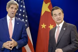 Ngoại trưởng Mỹ John Kerry và người đồng cấp Trung Quốc Vương Nghị. Ảnh: IBT