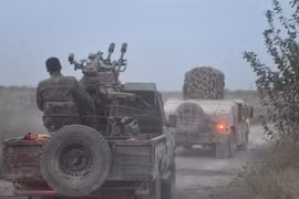 Các chiến binh SDF hành quân trên chiến trường Deir Ezzor. Ảnh minh họa Masdar News