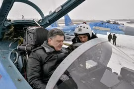 Tổng thống Ukraine Petro Poroshenko trên chiếc máy bay chiến đấu Su-27.