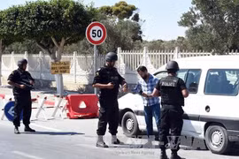 Lực lượng an ninh Tunisia làm nhiệm vụ tại khu vực xáy ra vụ tấn công. Ảnh: AFP/TTXVN 