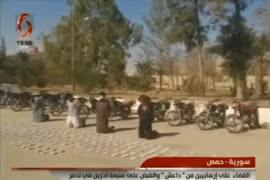 Các phần tử khủng bố IS bị bắt sống trên sa mạc tỉnh Homs, ảnh minh họa video Syria Alikhbaria