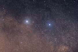 Hai ngôi sao sáng của hệ Alpha Centauri, ngôi sao còn lại nhỏ và phát ra ánh sáng quá yếu ớt để có thể được quan sát từ Trái Đất.