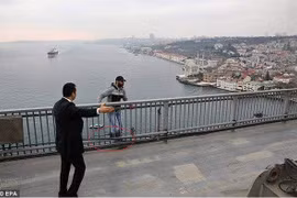 Sự thực vụ "cứu người tự sát" của tổng thống Thổ Nhĩ Kỳ Erdogan