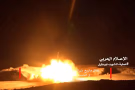 Lực lượng Houthi phóng tên lửa đạn đạo tấn công quân đội Ả rập Xê út. Ảnh minh họa Masdar News