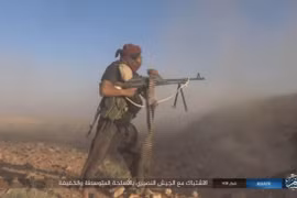 Một tay súng IS đang tham gia cuộc tấn công vào vị trí của quân đội Syria ở Resafa