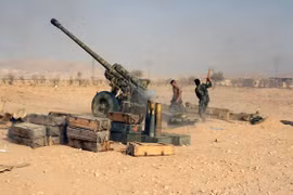 Lực lượng pháo binh Quân đội Syria tiến công trên hướng đông Hama