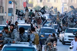 Chiến binh khủng bố IS tụ tập ở Raqqa ăn mừng chiến thắng