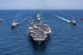 Cụm các khu trục hạm hải quân Hàn Quốc, các tàu khu trục tên lửa Arleigh Burke, khu trục hạm USS Lake Champlain thuộc lớp tàu khu trục Ticonderoga và tàu sân bay USS Carl Vinson - ảnh Reuters