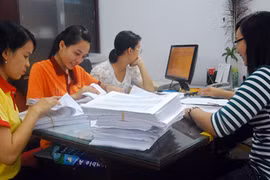 Nhân viên Cơ quan Đại diện Bộ Giáo dục và Đào tạo tại TP HCM phân loại phiếu điểm để phát cho thí sinh. Ảnh:Nguyễn Duy