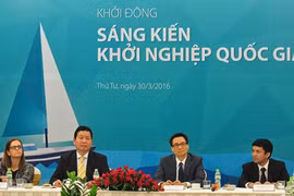 Phó thủ tướng Vũ Đức Đam (thứ 2 từ phải) và Chủ tịch FPT - Trương Gia Bình (ngồi kế) tại hội thảo khởi động Sáng kiến khởi nghiệp quốc gia.