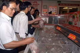 Kiểm tra mặt hàng thịt lợn nhập ngoại tại siêu thị Metro.
