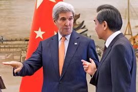 Ông John Kerry đã không trả lời câu hỏi về chuyện đưa tàu, máy bay Mỹ vào trong phạm vi 12 hải lý các điểm Trung Quốc chiếm đóng ở Trường Sa trong họp báo với Ngoại trưởng Trung Quốc Vương Nghị - Ảnh: Reuters