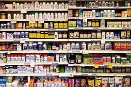 Kệ vitamin trong một cửa hàng thực phẩm. Ảnh CNBC