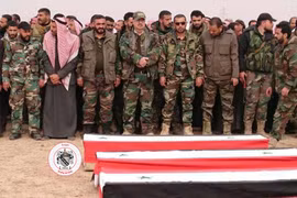 Quân đội Syria đưa tang các binh sĩ, những người đã thiệt mạng vì cuộc không kích của Mỹ ở Deir Ezzor. Ảnh Muraselon