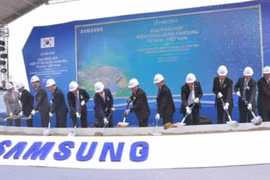 Các đại biểu thực hiện nghi thức khởi công khu phức hợp điện tử gia dụng Samsung tại Khu Công nghệ cao, Quận 9, TPHCM. Nguồn: hochiminhcity.gov.vn.