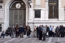 Người dân Hy Lạp chờ lĩnh lương tại Ngân hàng Trung ương ở thủ đô Athens. 
