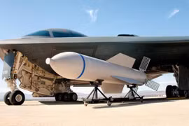 Bom xuyên hầm ngầm GBU-57 MOP và B-2. Ảnh: Jim Mumaw tháng 07.2009. 