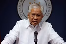 Ngoại trưởng Philippines Albert del Rosario vạch rõ âm mưu của Trung Quốc trên Biển Đông trong phiên tranh tụng tại tòa PCA. Ảnh: Philstar
