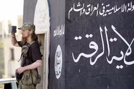 Một ngoại binh IS tại căn cứ của nhóm này ở thành phố Raqqa, Syria. Ảnh: Reuters