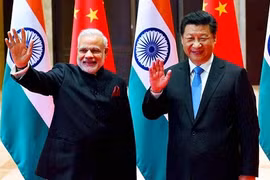 Thủ tướng Ấn Độ Narendra Modi (trái) và Chủ tịch Trung Quốc Tập Cận Bình (phải) trong một cuộc hội đàm tại thành phố Tây An. (Ảnh: PTI)