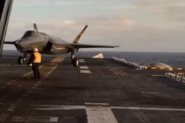 Máy bay F-35B hạ cánh thẳng đứng trên tàu sân bay