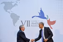 Tổng thống Mỹ Barack Obama (phải) bắt tay Chủ tịch Cuba Raul Castro trong cuộc gặp bên lề Hội nghị thượng đỉnh các quốc gia châu Mỹ hôm 11/4 ở Panama. Ảnh: AFP.