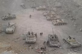Quân đội Syria thu giữ nhiều tăng thiết giáp của lực lượng Hồi giáo cực đoan. Video Syrian Reporters