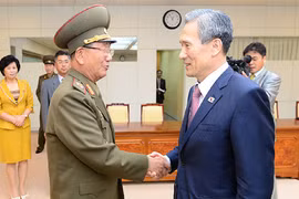 Cố vấn an ninh quốc gia Hàn Quốc Kim Kwan-jin (phải) và Chủ nhiệm Tổng cục chính trị quân đội Triều Tiên Hwang Pyong-so sau khi kết thúc đàm phán. Ảnh: Yonhap/ TTXVN