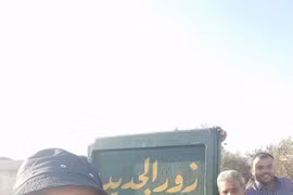 Binh sĩ Syria trước ngôi làng vừa giành lại được từ chiến binh Hồi giáo cực đoan
