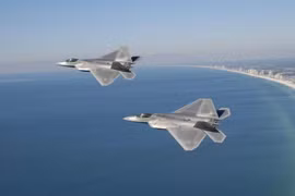 Máy bay F-22 Raptor Mỹ bay trên biển