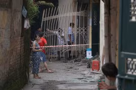 Cảnh sát phong tỏa ngôi nhà nơi xảy ra vụ nổ để điều tra. Ảnh: Bá Đô.