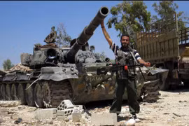 Xe tăng quân đội Syria trên chiến trường ngoại ô Damascus